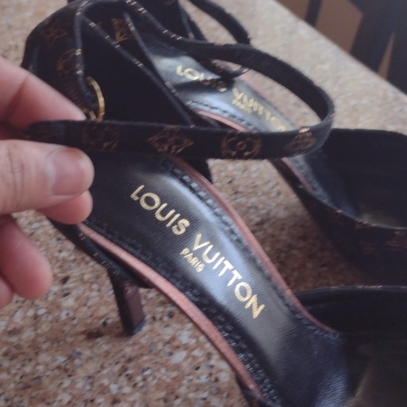 Authentic LV pumps. - Picture 3 of 4